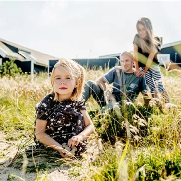 2 kinderen in een grasveld
